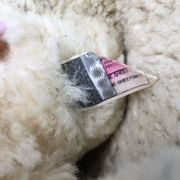 UGG Girl One Button Gold Boots Size 2 - Picture 15 of 15